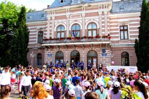 Ziua de 1 Iunie, sărbătorită la Fălticeni cu jocuri, spectacole şi expoziţie cu jucării