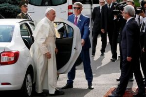 Papa Francisc va merge cu o Dacia prin România – Mai puţin de la Sibiu la Blaj