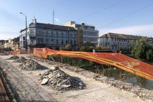 Două poduri, două realităţi paralele. Cum s-au pierdut termenele de finalizare ale lucrărilor