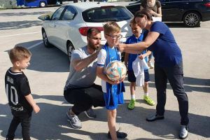 Copiii i-au vanat pe fotbalistii de la FC Viitorul pentru poze si autografe. Antrenament deschis la baza Academiei Hagi (galerie foto)