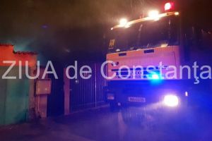 UPDATE. Incendiu puternic la Cobadin. A fost pericol de extindere. Doua ore s-au luptat pompierii cu flacarile 