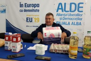 VIDEO: Cadourile liderului ALDE Ioan Lazăr pentru politicienii din Alba: un sul de hârtie igienică pentru Rareş Bogdan şi un bax de hârtie igienică pentru Ioan Dîrzu