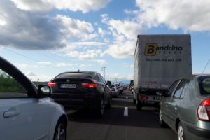 Accident pe DN1, la Banesti. O masina s-a rasturnat