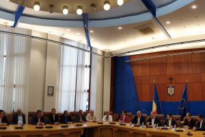 Contracte de finanţare semnate de ministrul Suciu. Trei drumuri judeţene, centru intermodal şi piste de ciclişti, printre proiecte