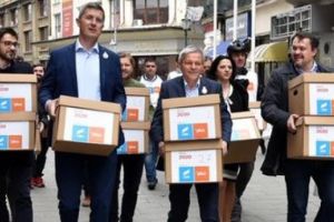 ATENTIE! Teroare electorala. Tinerii care au implinit 18 ani s-au trezit cu scrisori personalizate in care sunt indemnati sa voteze Alianta 2020 USR-PLUS