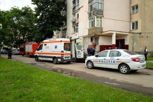 FOTO. Sătmăreancă blocată în apartament. A fost salvată de pompieri şi transportată la spital