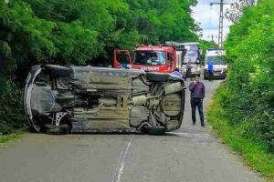 FOTO. ACCIDENT rutier între Blandiana şi Acmariu. Un tânăr aflat la volanul unui BMW s-a răsturnat pe carosabil