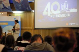   O suta de studenti de la sase universitati importante din Romania, in vizita la rafinaria Petromidia