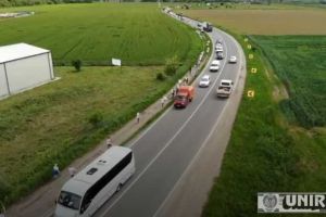 FOTO, LIVE VIDEO. Coloană umană de la Alba Iulia la Sebeş. Iniţiativă Alianţa 2020 USR PLUS: Fără hoţie terminăm autostrăzile