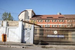 Comisar de penitenciar, trimis în judecată pentru luare de mită. “Alimenta” cu telefoane şi alcool un deţinut criminal