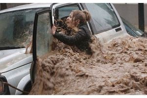 Potop în Moldova: Salvatorii scot oamenii de sub ape – Video