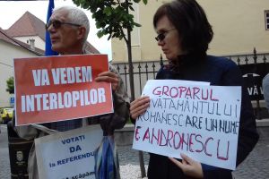 FOTO Ecaterina Andronescu, certată la Sibiu de câţiva protestari: Este important să nu huiduim, ci să avem argumente