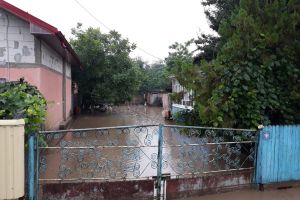 Inundaţie şi la Darabani. Pompierii au intervenit de urgenţă