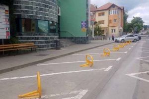 Un consilier local va ataca în instanţă un regulament local al Primăriei Alba Iulia: Mecanismele metalice montate în faţa instituţiei, dar interzise în tot oraşul