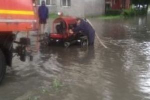 Ploi torenţiale în Bucureşti. Zeci de pompieri intervin în zonele inundate cu motopompe pentru a scoate apa din casele oamenilor