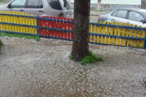 FOTO A bătut gheaţa la Darabani! Ropotele de ploaie au adus cu ele grindină