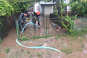 FOTO Mai multe gospodării din Dorohoi au fost inundate. Pompierii chemaţi să scoată apa