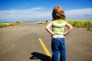 Caz şocant în Braşov. Un copil a fost târât cu maşina de mama sa pentru a fi „disciplinat”