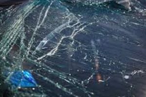 Planetara BMW-ului s-a înfipt în parbrizul Loganului