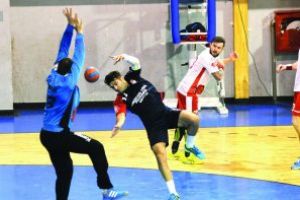 Dinamo-HC Vaslui 33-24 (14-13): Au cedat la final