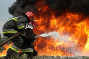INCENDIU la staţia de asfalt din Drâmbar. Intervin pompierii din Alba Iulia cu două autospeciale