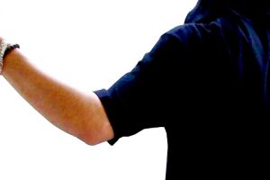 Doi barbati si-au impartit pumni in plina strada. Au ajuns in fata instantei. Ce a decis Curtea de Apel Constanta