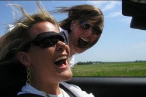 Distracţie periculoasă. Liceeni cocoţaţi pe automobile în mers 