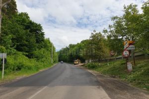 Covor asfaltic la ieşirea din Suceava spre Adâncata. ...