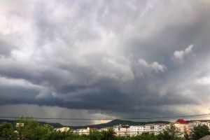Încă o avertizare de ploi şi vijelii