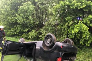 FOTO + VIDEO Accident grav, în judeţul Braşov. O maşină s-a răsturnat