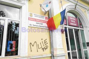 FOTO Sediul PSD Botoşani, vandalizat! „M…e PSD”, scris cu spray-ul pe toţi pereţii partidului