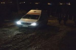 Un bărbat a murit după ce ambulanţa care trebuia să îi acorde ajutor medical a rămas blocată în noroi