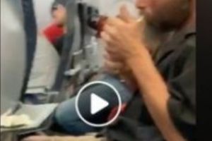 Un pasager aprinde o ţigară în avion, ca şi cum n-ar fi fost nimic grav. Reacţia steward-ului: Video în articol