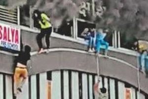 Imagini de coşmar în India. 17 adolescenţi morţi în urma unui incendiu