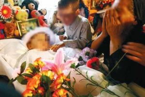 Detalii cutremurătoare despre mama copilaşului din Botoşani care s-a înecat cu un grăunte de popcorn. Ce făcea femeia în loc să se ocupe de copii