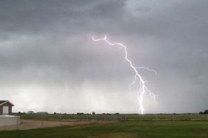 Un bărbat a murit după ce a fost lovit de fulger