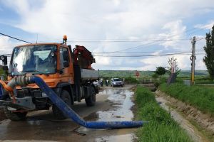Continuă intervenţiile la inundaţiile de la Lespezi