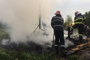 Incendiu in judetul Tulcea. Un adapost de animale cuprins de flacari. Pompierii, chemati in ajutor (galerie foto)