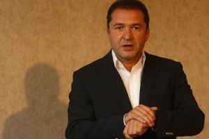 Elan Schwartzenberg îi răspunde dur lui Cozmin Guşă: „În 2011 când mureai de foame, ţi-am dat bani”