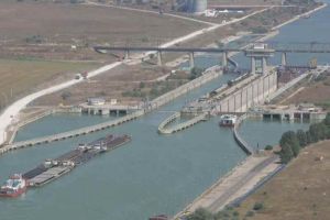 Video: 35 de ani de navigaţie pe Canalul Dunăre–Marea Neagră: 11 lagăre de muncă forţată, peste 6000 de cadre militare şi 91.000 de miliari