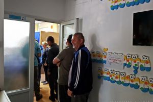 Toate secţiile de votare din Bihor s-au deschis, cu un singur incident: locţiitoarea unei secţii din Oradea a ajuns la spital. La o secţie s-a format coadă