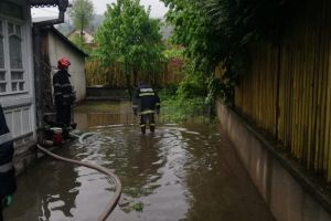 Intervenţie a pompierilor, la Vatra Dornei, în urma unei ploi torenţiale