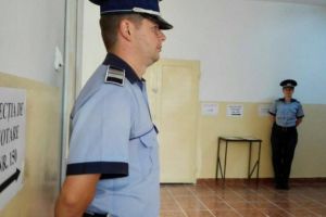 Cât primeşte un poliţist pentru a asigura paza unei secţii de votare 14 ore