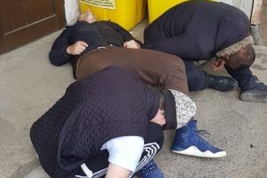 FOTO Imagini şocante! Tineri paralizaţi de drogul Zombie, într-o scară de bloc