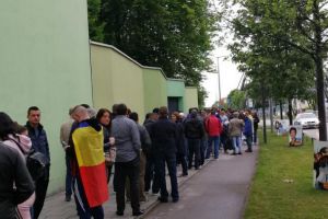 FOTO. Mobilizare în Diaspora. Mii de români stau la cozi pentru a vota