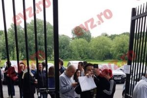 Românii se înghesuie la vot în Diaspora. Oamenii s-au adunat dinainte de 7:00