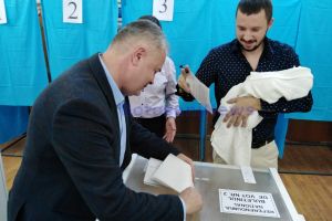 Primarul Cătălin Flutur, la vot alături soţie, fiu şi nepoţica de numai o lună:  Am venit cu mic cu mare la acest vot şi doresc ca toţi botoşănenii să vină în familii întregi şi să voteze, pentru că este un vot foarte important pentru România