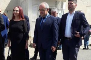 Emil Boc, la ieşirea din secţia de votare: Am votat la ambele alegeri, atât la alegerile pentru Parlamentul European, cât şi pentru referendum