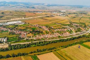 În comuna Sântimbru, zonă de agrement cu debarcader pe malul râului Mureş, în zona haltei CFR
