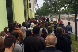 Diaspora votează: Românii din străinătate se înghesuie la urne. La Munchen s-a format o coadă cu circa 1.000 de persoane!